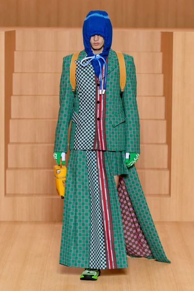 Look 11